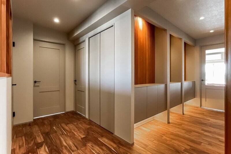 廊下沿いには収納兼ディスプレイカウンターがずらり。光さすLDKへとまいりましょう！