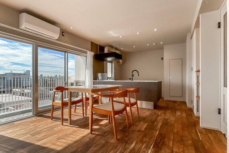 ペニンシュラ型のキッチンはグレー基調でシックな印象。ホームパーティーも捗りそうです！