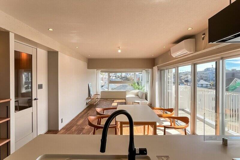 シンクの前からリビングダイニング（LD）を眺めた図。横長のLDKって本当に気持ちいい……。どこにいてもお日さまが感じられますね。