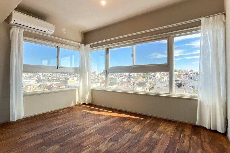 思わず『ぎゃー！♡』と叫びたくなる、ビッグなコーナーサッシ付き。この迫力、腰高窓じゃなきゃ怖いくらいかもしれません！