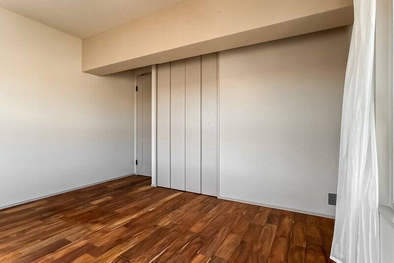 こちらは見た目通り、折れ戸2枚分のクローゼット付き。