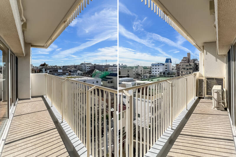 バルコニー柵にフックが付いているため、物干し竿を取り付ければOK。これだけ日当たりがいいとお洗濯物はあっという間に乾きそうですね！