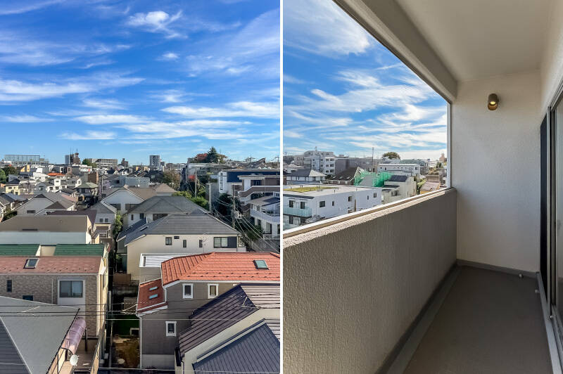この居室専用のバルコニー。空と街並みビューで、文句の付けようがありませんね。壁面には照明も。