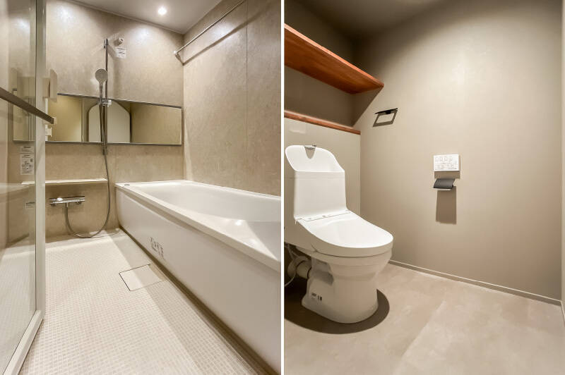 <b>左・</b>透明ドアを採用した開放的なユニットバス。／<b>右・</b>オープン棚付きのトイレ。