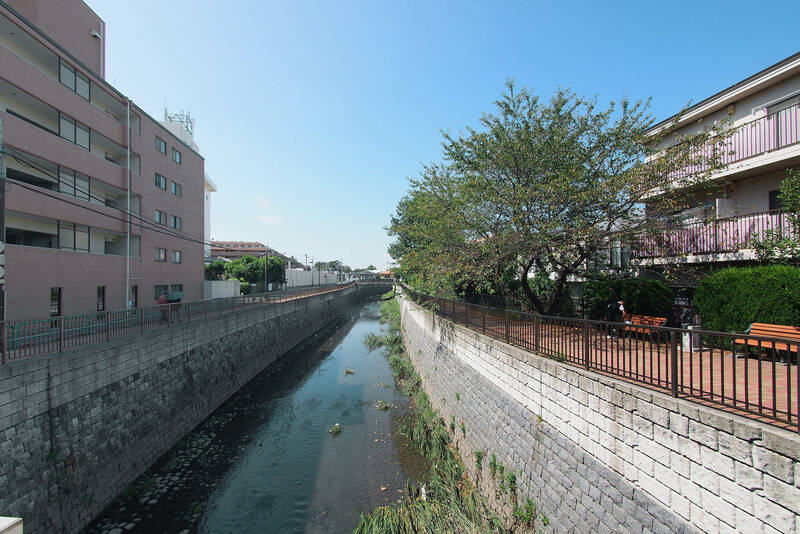 最寄りは東京メトロ丸の内線の始発駅「<b>方南町</b>」駅(徒歩9分)。駅からマンションまでの途中には善福寺川が流れ、伸びやかな木々や広い空を感じられる環境です。