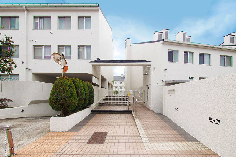 約4,200㎡の広い敷地にA〜G棟までの全7棟が建つ、総戸数77戸のマンション。こちらはメインエントランスです。