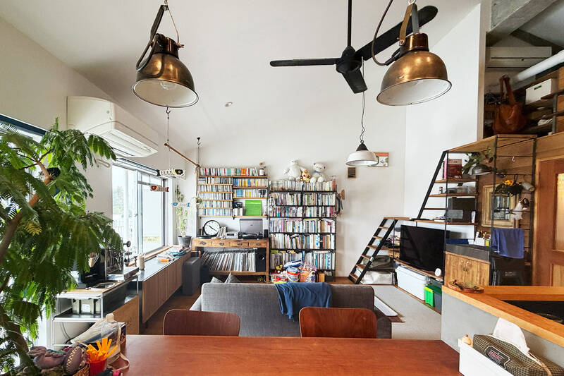 LDKの広さは約18.2帖。南向きの窓からたっぷりと自然光が差し込みます。