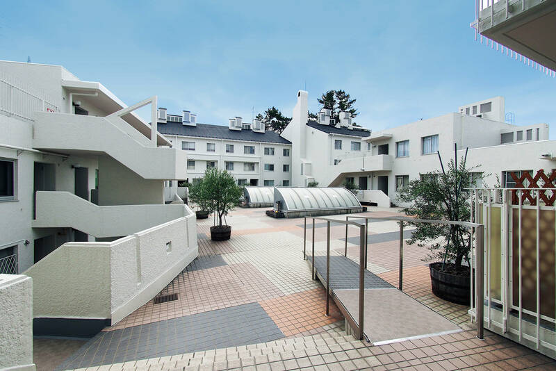 各棟は中庭を囲むように建っており、今回ご紹介する住戸は、敷地北側に位置するD棟の最上階(5階部分)に所在します。