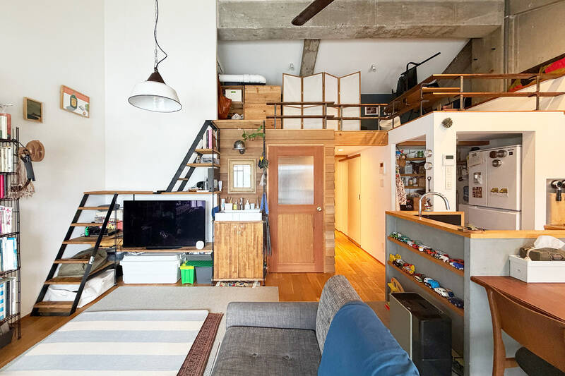 天井高約3.8mと、一般的な集合住宅では珍しいほどの高さを確保しているから! 階段の上にはロフトスペースがあります。後ほどご紹介しますね!