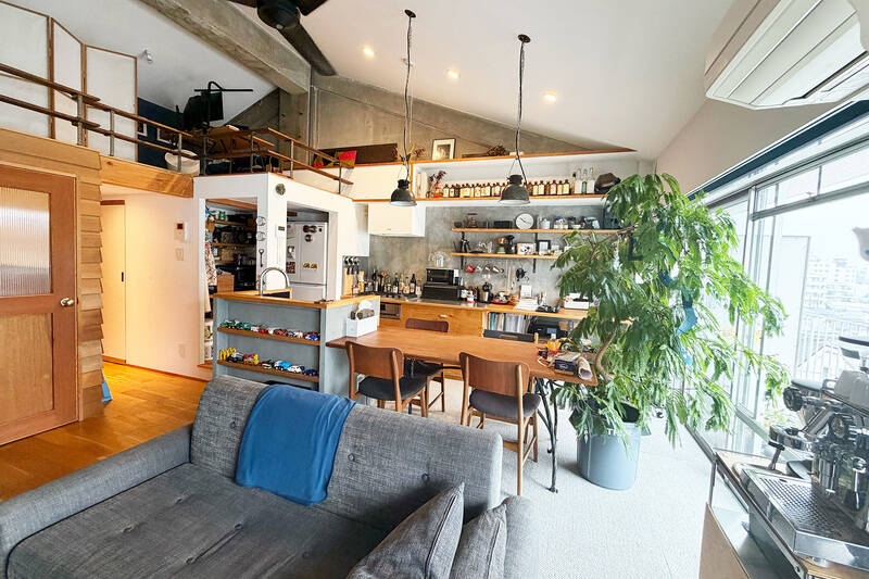 リビングダイニングからキッチンを見ると、こんな感じ。上部に棚を設けることで、キッチンまわりのアイテムを飾りながら収納できます。