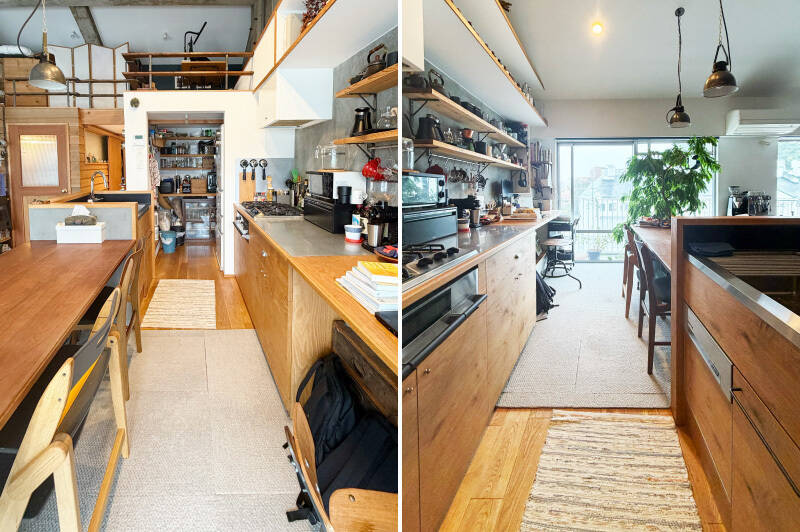 キッチンは、木・ステンレス・アルミを組み合わせた特注品。奥にはパントリーがあり、食品類のストックやキッチン家電など、生活感が出やすいアイテムを隠しながら収納できます。カウンターは窓際まで長さがあります。