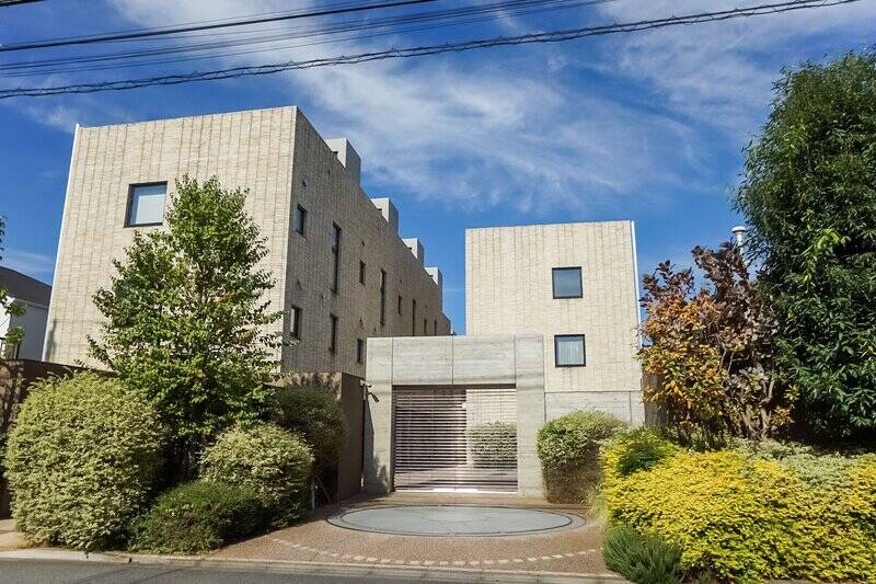 「成城学園前」駅から大通りをまっすぐ9分ほど歩くと、マンションに到着。2014年に竣工した、総戸数14戸の低層レジデンスです。