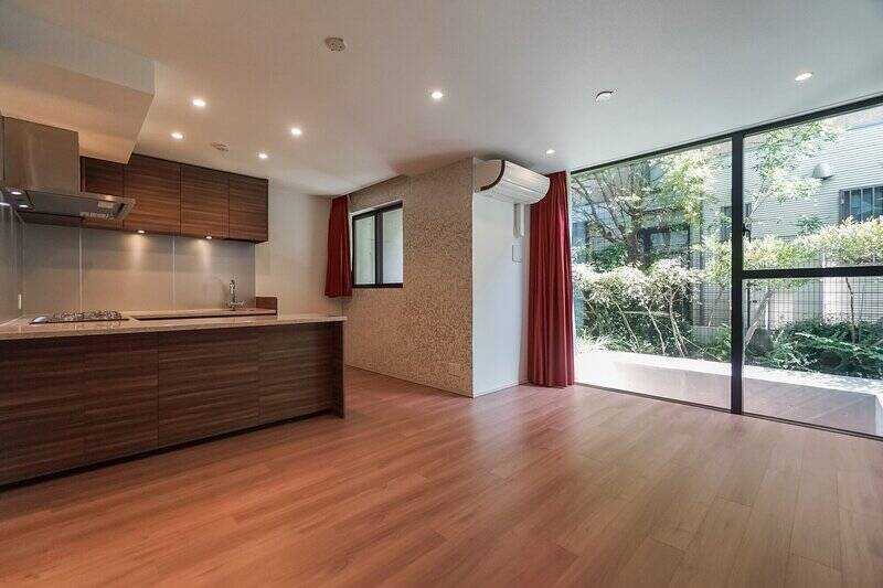 1階の住戸でもこんなに眩しい陽射しを感じられるなんて、うれしい驚きです。ちなみに窓の向こうは地下階のパティオからの吹き抜けになっているため、ここからは外へ出ることはできません。