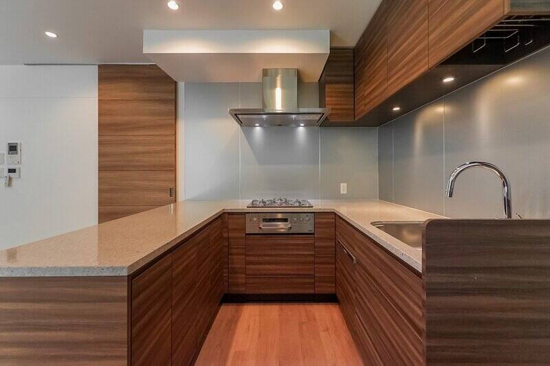 キッチンは、コックピットのようなコの字型です。ビルトイン食洗機やディスポーザー、glohe社製のスタイリッシュな水栓を完備しています。作業スペースも収納もたっぷり備わっているので、快適にお料理できそうですよ◎