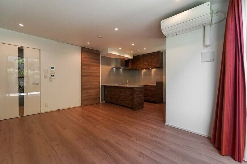 窓を背にしてパシャリ。写真のリビングエリアには床暖房が備わっているので、寒い時期でもペットとごろごろできそうですね。