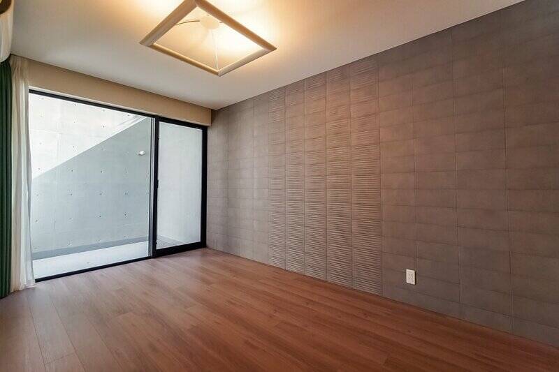 こちらは主寝室によさそうな洋室A。東側の壁一面がガラス張りで、その向こうには塀で囲まれたパティオが広がっています。このプライベート感なら、カーテン無しで過ごすことも可能かも。