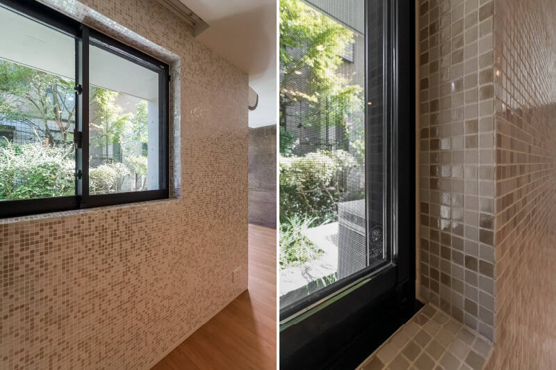 <b>左・</b>キッチン横の壁にはアクセントとしてモザイクタイルが。／<b>右・</b>さらにアップにしてみました。植栽の緑色が映り込んでキレイです♡