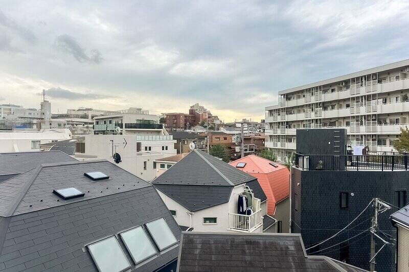 南西側の眺望。正面には戸建てや低層の建物が多く、空が大きく見えます。