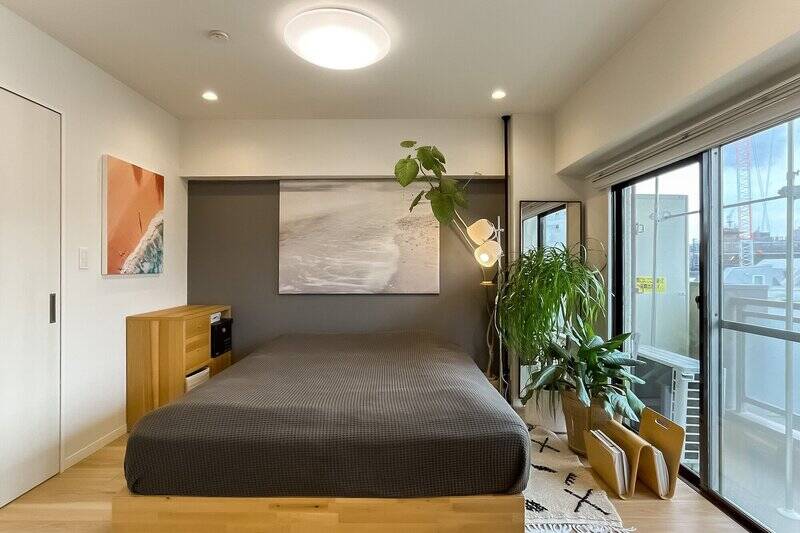 クイーンサイズのベッドを置いても、家具や植物を置けるゆとりがあります。