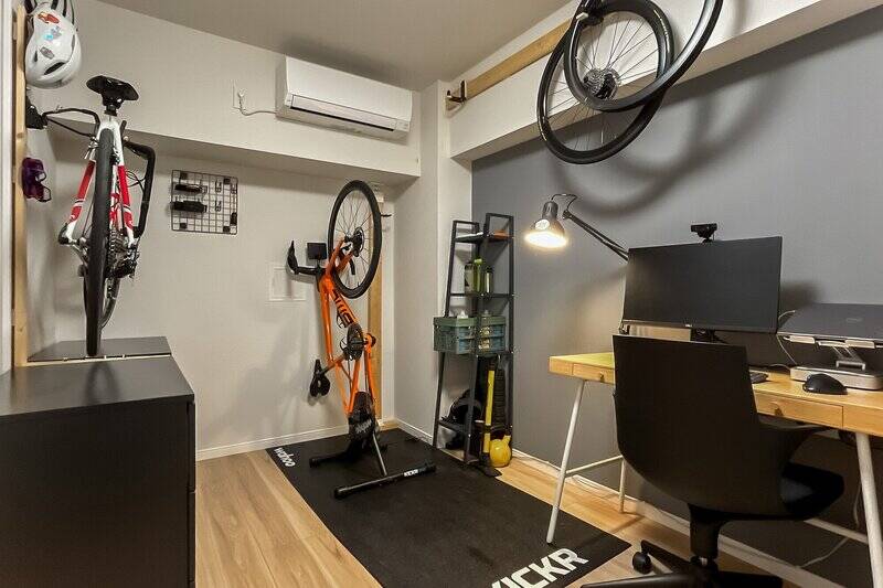 洋室Bは、現在はワークスペース兼ロードバイクの収納場所として使用中。こちらもWIC付きです。