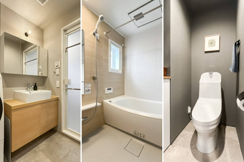 <b>左・</b>置き型のボウルを使用したミニマルな洗面化粧台。/<b>中央・</b>浴室乾燥機と窓付きのバスルーム。自然光が入るだけで、開放感が増しますね。サイズは1418です。/<b>右・</b>トイレは、廊下からアクセス。グレーのクロスで落ち着いた雰囲気です。