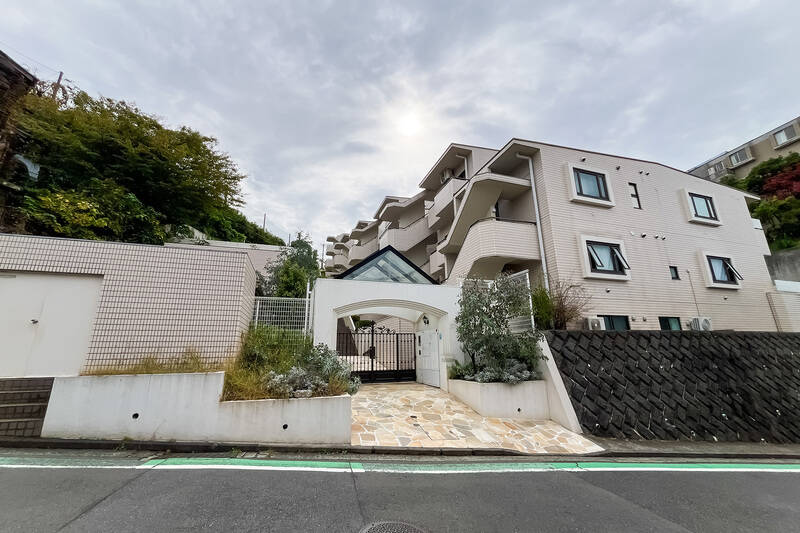 1987年竣工ですが、2023年9月に一棟リノベーションを実施。傾斜地に建つ総戸数26戸のマンションです。
