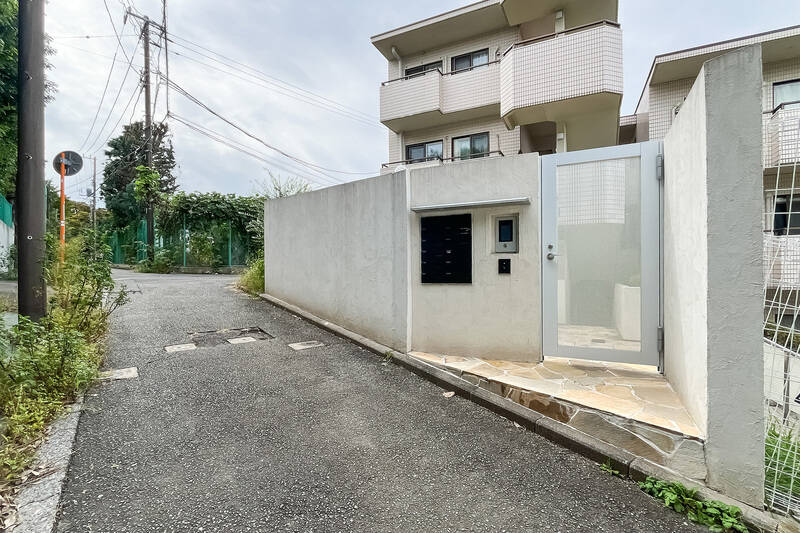 ちなみに、サブエントランスを使うと「日吉」駅から比較的フラットなアプローチでアクセスできますよ。こちらから入る場合は、共用部の長い階段を下りて住戸へ向かいます。