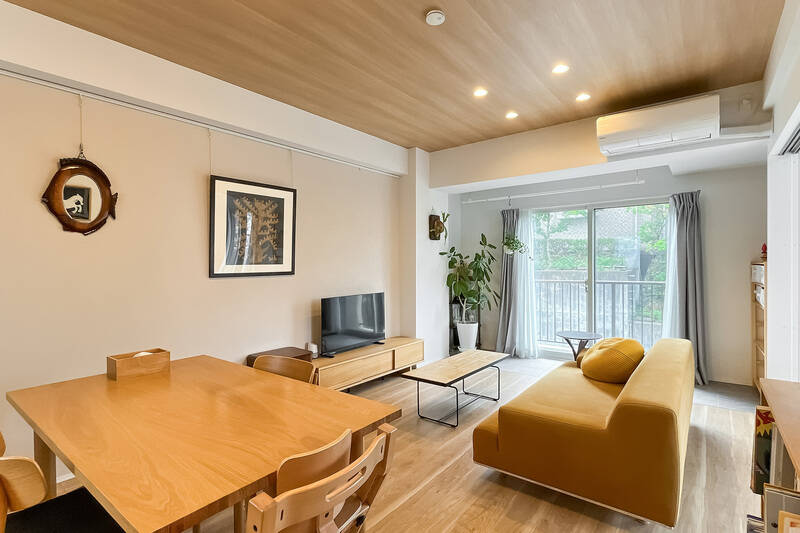 まずは約18.8帖のLDKからご紹介。南西向きの窓からは、グリーンがさわやかに覗いています。