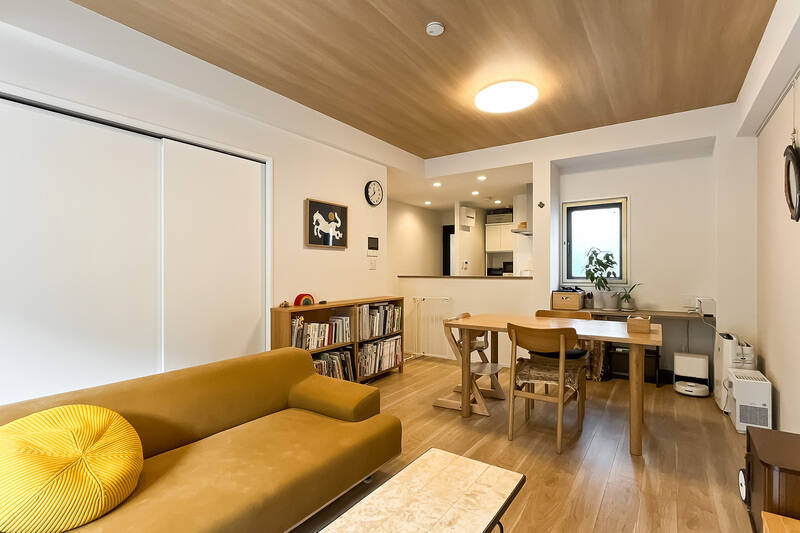 ベージュのアクセントクロスと木目調の天井で、やさしい雰囲気の内装。リビングダイニング(LD)の一角には、ワークスペースにも使えそうなカウンターが用意されています。