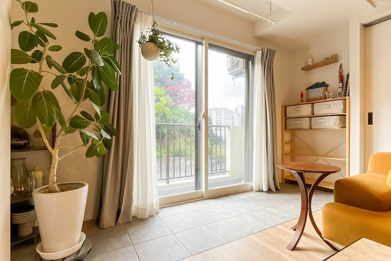 リビングの窓際はフロアタイルが敷かれ、インナーバルコニー風に。上部に物干し竿を掛けられるので、雨の日の室内干しでも大活躍!