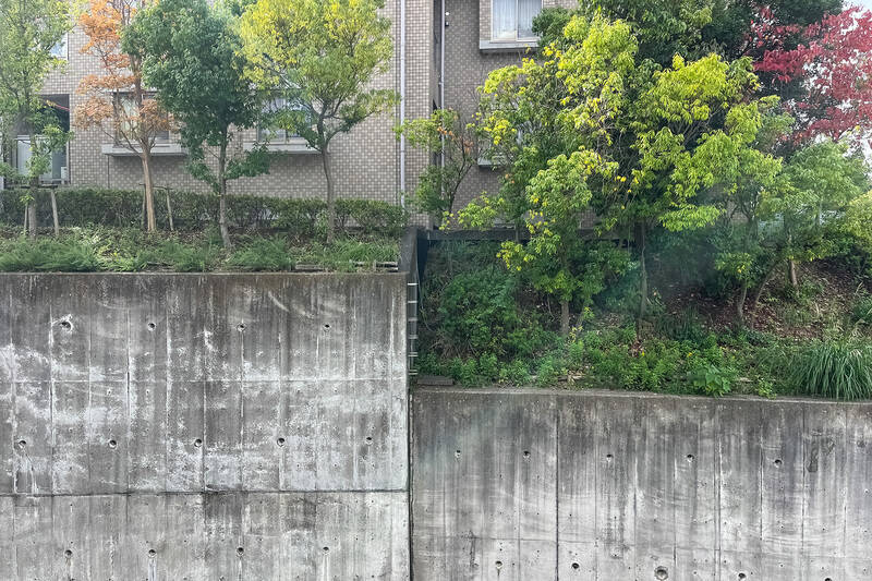 眺望に抜け感はありませんが、お向かいの植栽が鮮やかです。下階のお庭分の距離が取れているので、圧迫感もありません。