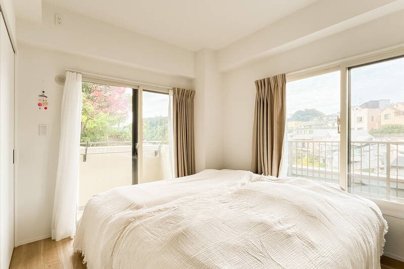 南西と北西の二面採光で明るい居室。北西側の窓はルーフバルコニーにつながっています。出てみましょう!