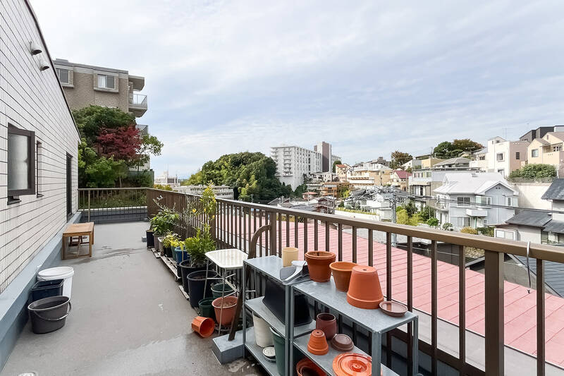 おお、開けた眺望! のどかな景色が広がっていて、なんだか和みますね。約23㎡で幅に余裕のある広さです。