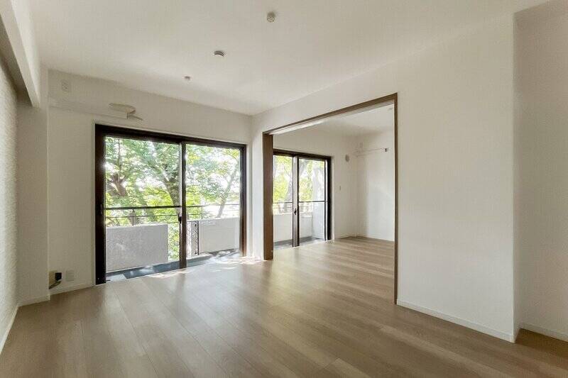 約12.2帖のLDK。リビングに隣接する洋室Aの扉を開けば、約18.2帖もの広さに。キラキラ揺れる木漏れ日が差し込みます。