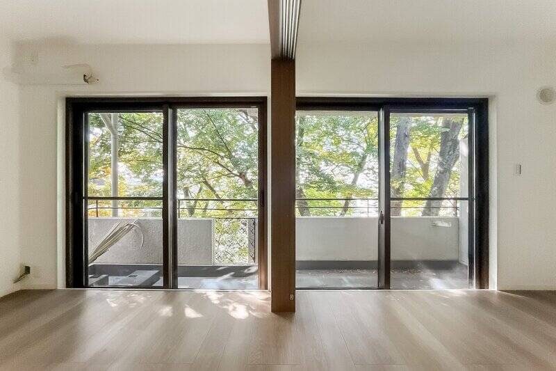 南西向きの窓の先には、緑がたっぷり。木々が外からの視線をほどよく遮ってくれます。