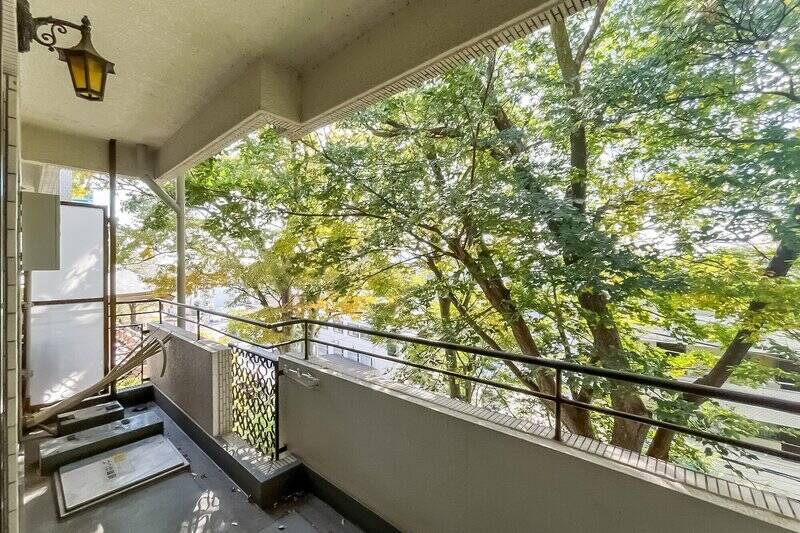 LDKと洋室Aにかけて続くバルコニー。アンティーク調のブラケットライトが可愛らしい。