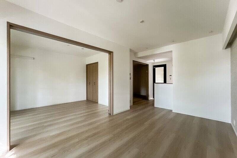 白とウッドテイストのシンプルな内装。キッチン〜洋室の順に見ていきましょう。