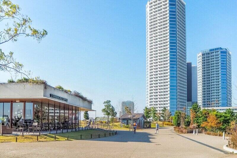 こちらは「二子玉川公園」。マンションからは河川敷を歩いて向かうことができ、公園内にはスターバックスや緑豊かな芝生、日本庭園まで揃っていて、お散歩コースにぴったりです。公園から「二子玉川」駅までは徒歩8分なので、そのまま足を伸ばして駅周辺でショッピングを楽しんでみては。(徒歩11分)