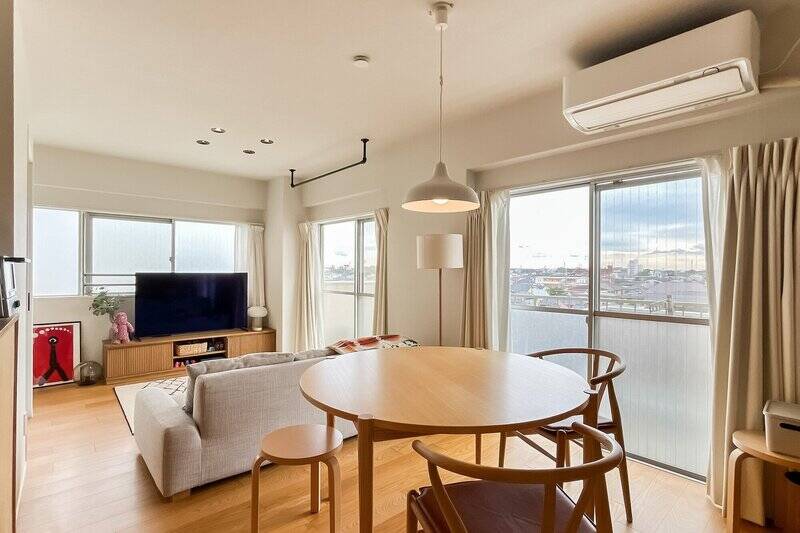 約15.9帖のLDK。南西と南東に窓があり、日差しがたっぷり届きます。