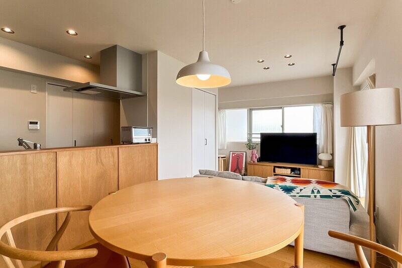 リビング収納も備わっていて、書類やお掃除道具など生活感が出やすいものの収納に便利そう! キッチンはラワン材の木製パネルが貼られています。