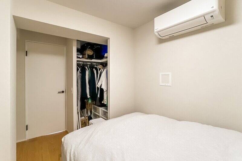 扉の横にはウォークインクローゼット(WIC)が備わっていますよ。