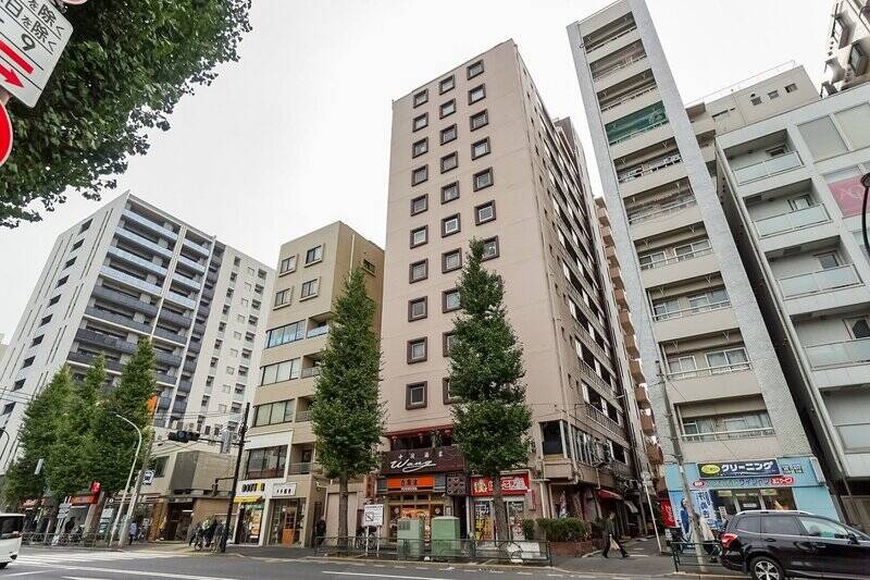 今回ご紹介するのは「阿佐ヶ谷エリア」の超駅近物件！ 写真左下に、最寄りの「南阿佐ヶ谷」駅の地下鉄サインが見えるでしょうか？ そこからドトールの入っているビルを挟んで、2件お隣のブラウンのビル。こちらの建物の、最上階にある住まいです。