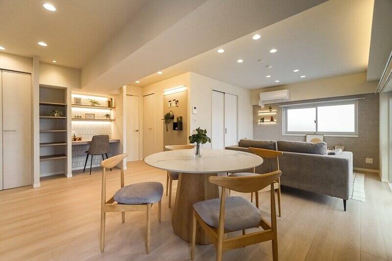 写真中央の引き戸を開けると洋室Ａが、さらに隣には洋室Ｂがあります。そちらは後ほどチェックすることにして、まずは東向きの掃き出し窓からバルコニーへ出てみましょう。