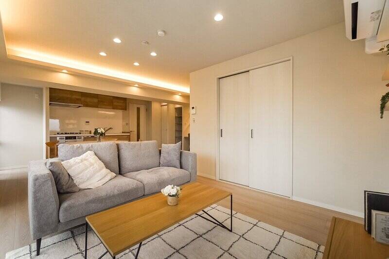 それでは続いて、引き戸を開けてお隣の洋室Ａへ。お楽しみはここからですよ〜。