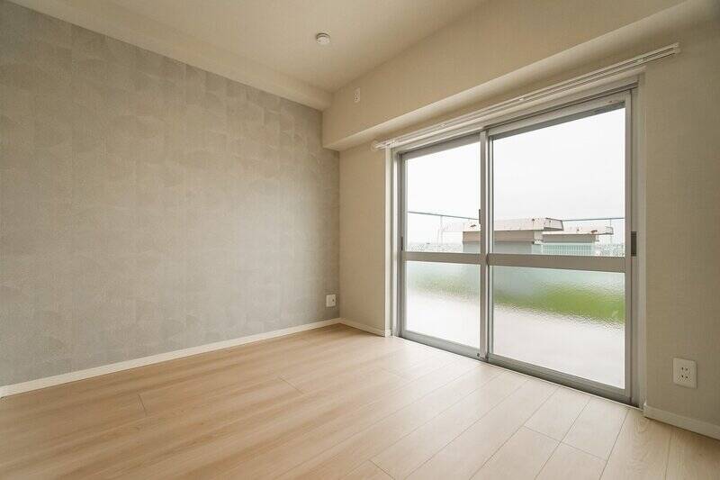 正方形に近いキレイな形をした洋室Ａ。北向きの大きな窓から優しく自然光が入ります。そしてその窓の向こうには……