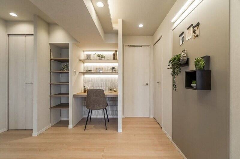 続いて洋室Ｂ（写真中央）へ進もうとしたら、LDKの一角にDENスペースを発見！ お子さまの学習場所などによさそうですね。可動棚付きのラックや物入れが用意されており、右手の壁面は自在にレイアウトできるマグネット仕様になっています。