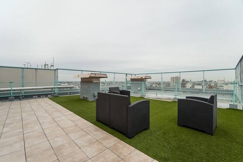 空に向かってバーンと広がる、約55㎡の広々ルーフバルコニーです。街の賑わいを足元に感じながら、自分たちだけの空を満喫できるなんて贅沢ですね♡