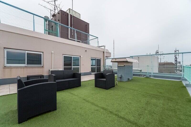 ルーバルの足元には人工芝とタイルが敷き詰められています。さっそくゲストを招いて、引越し祝いの空中ガーデンパーティができちゃいそうです。