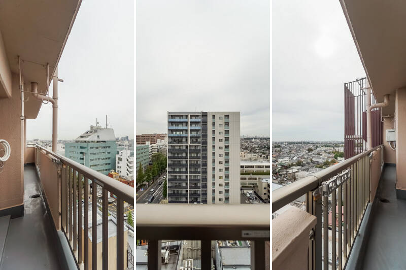 人がひとり立てるほどの奥行きの、スリムなバルコニーです。左右にぐるっと街を見渡す眺めは、たとえ曇り空でも気持ちいいもの！ 眺めていたら、東京スカイツリーや代々木のドコモタワーなどを見つけましたよ。