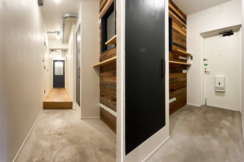 玄関扉を開けると、ゆとりのある土間スペースが出現。木貼りの壁面や露出配管、剥き出しのダクトなど、内装への期待感が高まって参りました…!